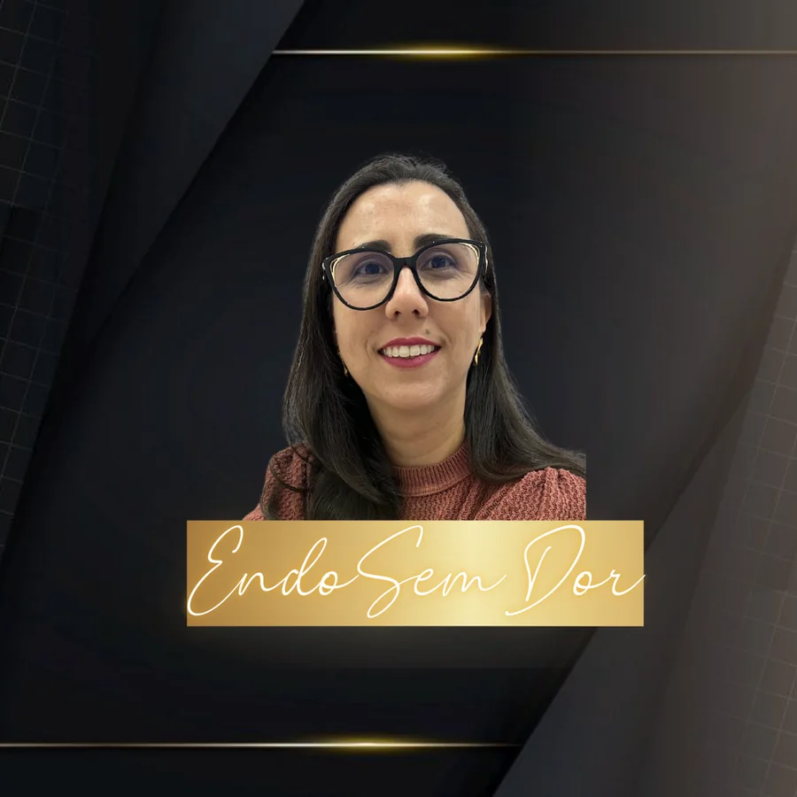 Arte do programa EndoSemDor: Débora sorrindo sobre fundo preto com a faixa dourada escrita EndoSemDor